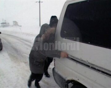 Ninsoarea abundentă și viscolul au dat peste cap traficul rutier, ieri fiind cea mai grea zi de iarnă din acest sezon