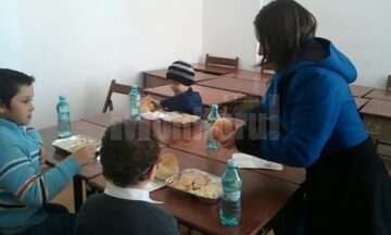 15 copii veniți în excursie la Suceava și-au petrecut noaptea în Căminul Cultural din Grănicești