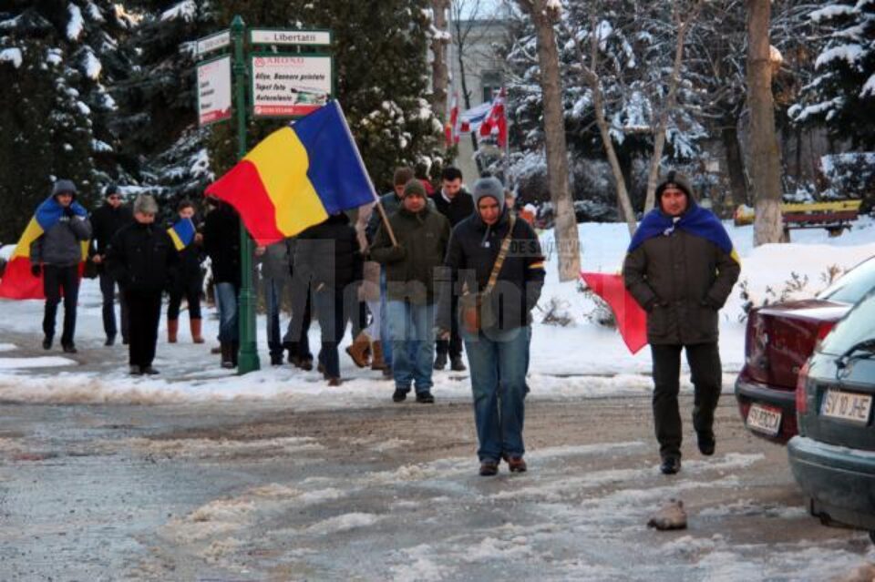 Grup de tineri din Suceava, la un marș de solidaritate cu eleva batjocorită pentru bentița tricoloră
