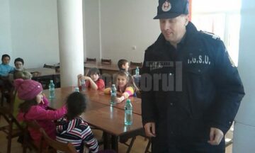 Elevii de la Mușenița au fost cazați peste noapte la Căminul Cultural din Grănicești