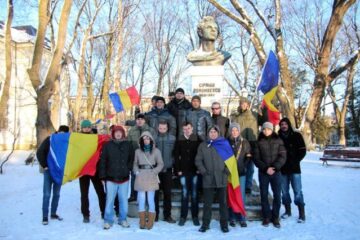 Grup de tineri din Suceava, la un marș de solidaritate cu eleva batjocorită pentru bentița tricoloră