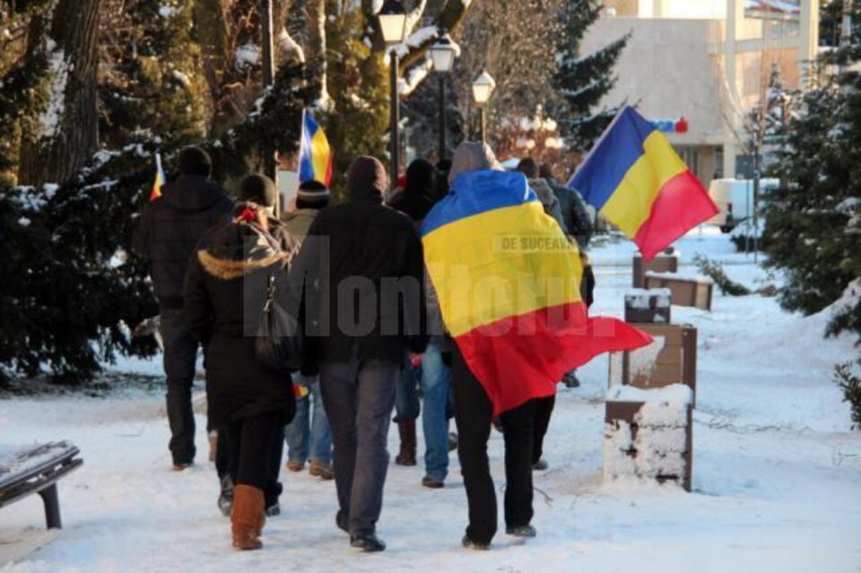 Grup de tineri din Suceava, la un marș de solidaritate cu eleva batjocorită pentru bentița tricoloră