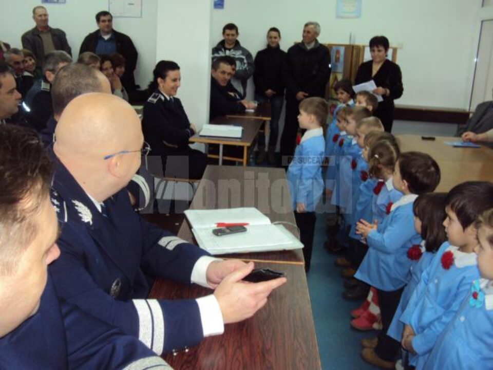 Copiii de la Grădinița “Lizuca” au fost ieri în vizită la Poliția Fălticeni