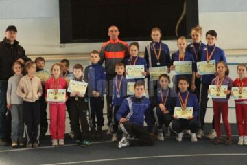 Atleții de la CSM Dorna Vatra Dornei alături de antrenorul Cristian Prâsneac (centru)