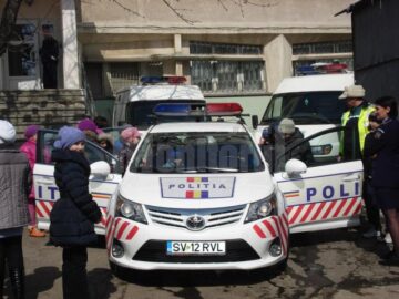Elevii au urcat în mașinile de poliție