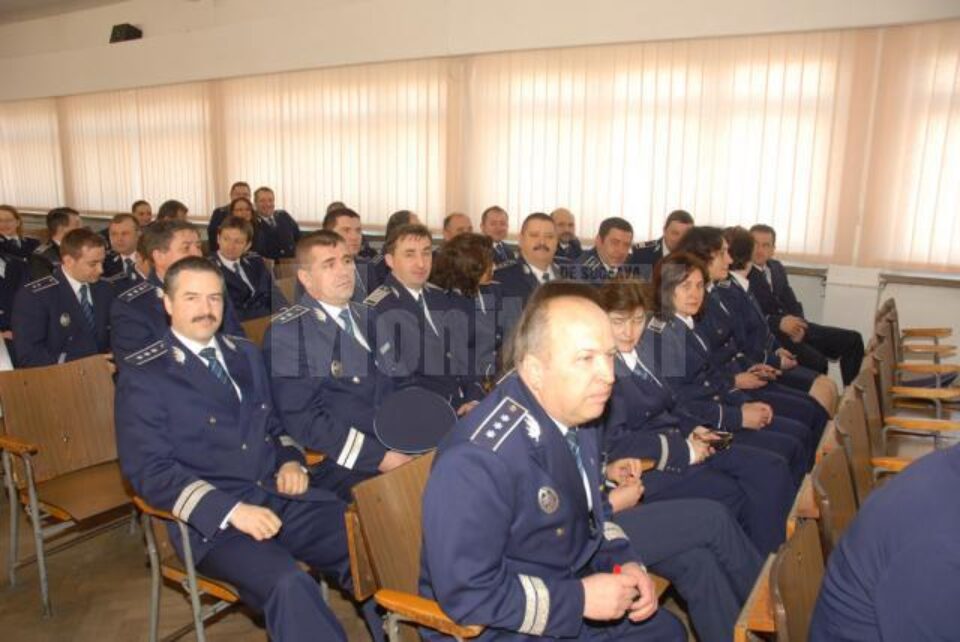 Zeci de polițiști au fost avansați în grad