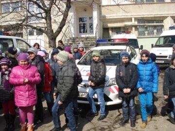 Elevii au urcat în mașinile de poliție