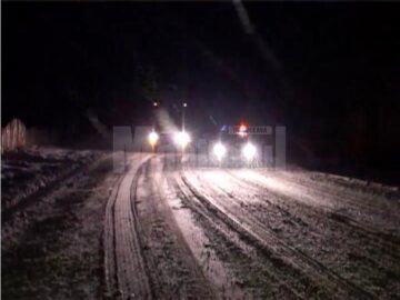 Luni seară, mai multe tiruri nu și-au mai putut continua traseul din cauza faptului că drumul se transformase într-un veritabil patinoar