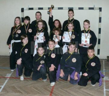 Antrenorul Marius Maxim si participantii la competitia de la Iasi