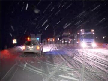 Luni seară, mai multe tiruri nu și-au mai putut continua traseul din cauza faptului că drumul se transformase într-un veritabil patinoar