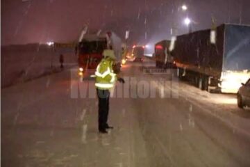 Luni seară, mai multe tiruri nu și-au mai putut continua traseul din cauza faptului că drumul se transformase într-un veritabil patinoar