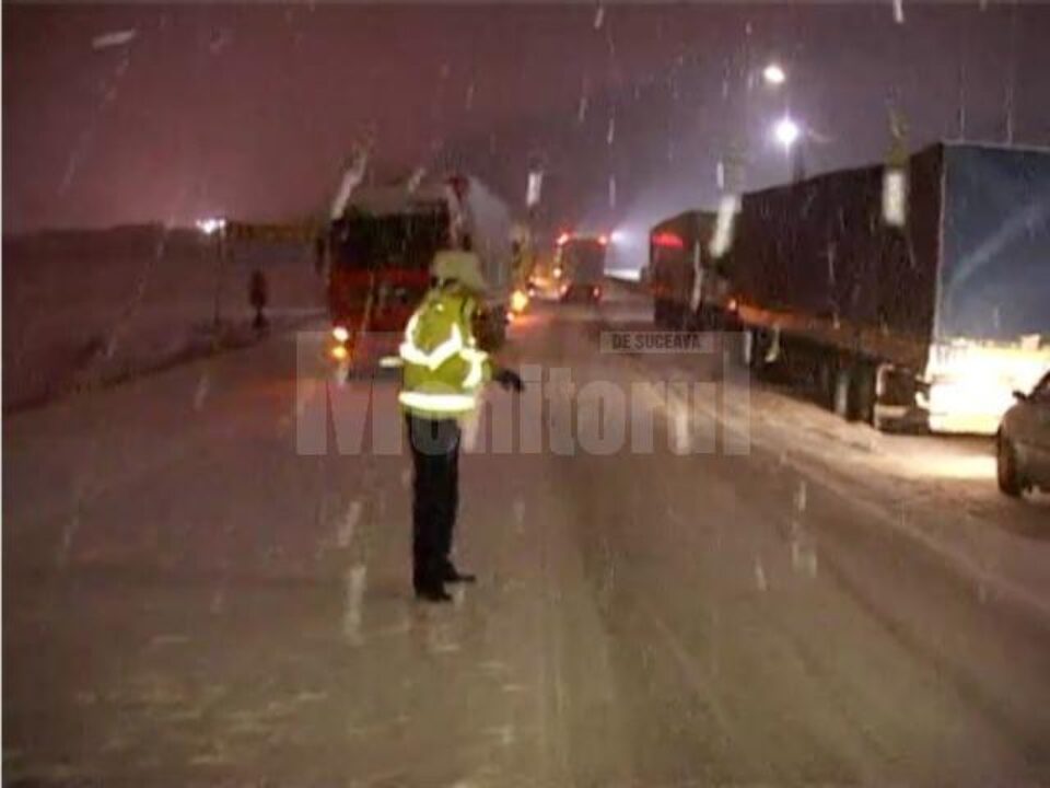 Luni seară, mai multe tiruri nu și-au mai putut continua traseul din cauza faptului că drumul se transformase într-un veritabil patinoar