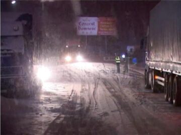 Luni seară, mai multe tiruri nu și-au mai putut continua traseul din cauza faptului că drumul se transformase într-un veritabil patinoar