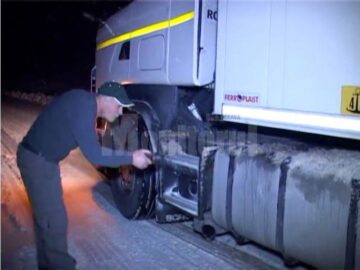 Luni seară, mai multe tiruri nu și-au mai putut continua traseul din cauza faptului că drumul se transformase într-un veritabil patinoar