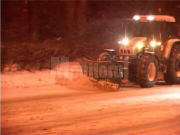Luni seară, mai multe tiruri nu și-au mai putut continua traseul din cauza faptului că drumul se transformase într-un veritabil patinoar