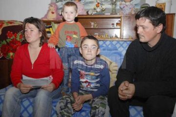Cosmin, alături de părinți și fratele mai mic
