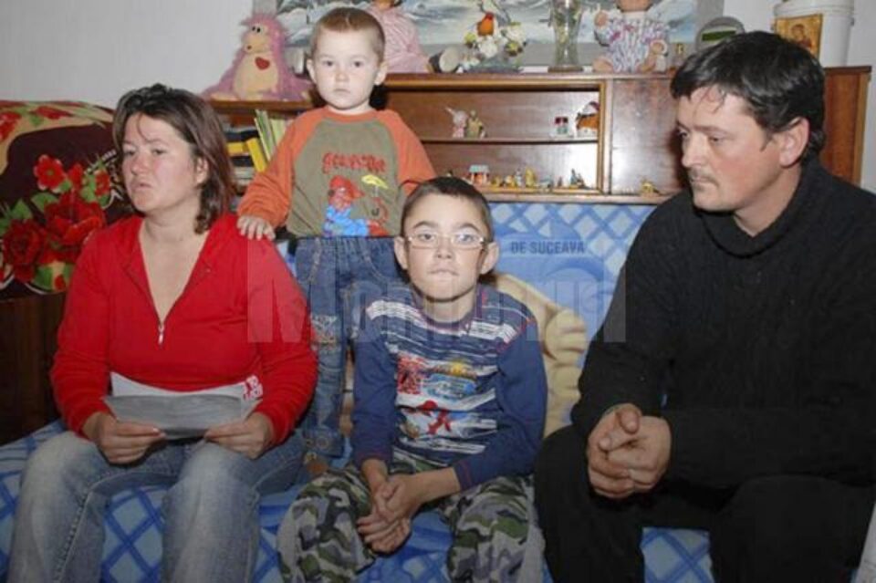 Cosmin, alături de părinți și fratele mai mic