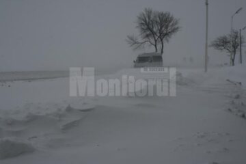 Două drumuri județene au fost închise din cauza vântului