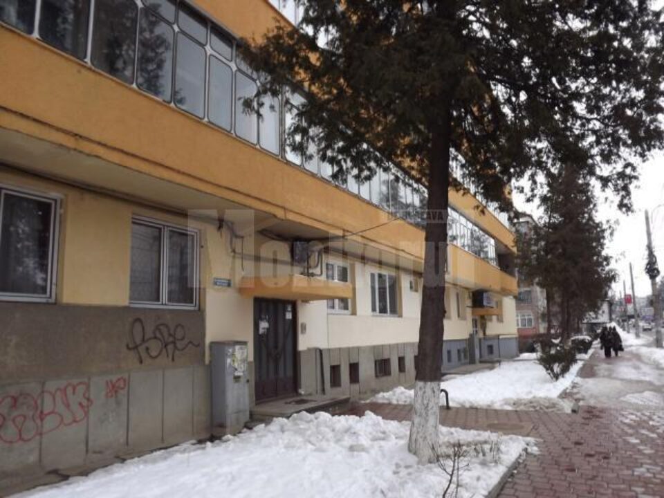 Scara de bloc în care locuiește chiriașul primăriei e chiar la bulevardul principal, în centrul Sucevei