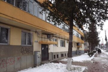 Scara de bloc în care locuiește chiriașul primăriei e chiar la bulevardul principal, în centrul Sucevei