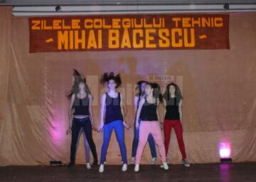 Spectacol organizat de elevii școlii