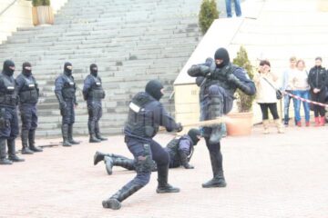 Jandarmeria a organizat un adevărat spectacol la Iulius Mall, prezentându-și tehnica de luptă