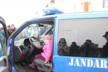 Cei mici au urcat în mașinile jandarmilor