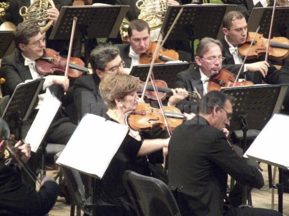 Orchestra Filarmonicii Botoșani va susține astăzi un concert-lecție la Suceava