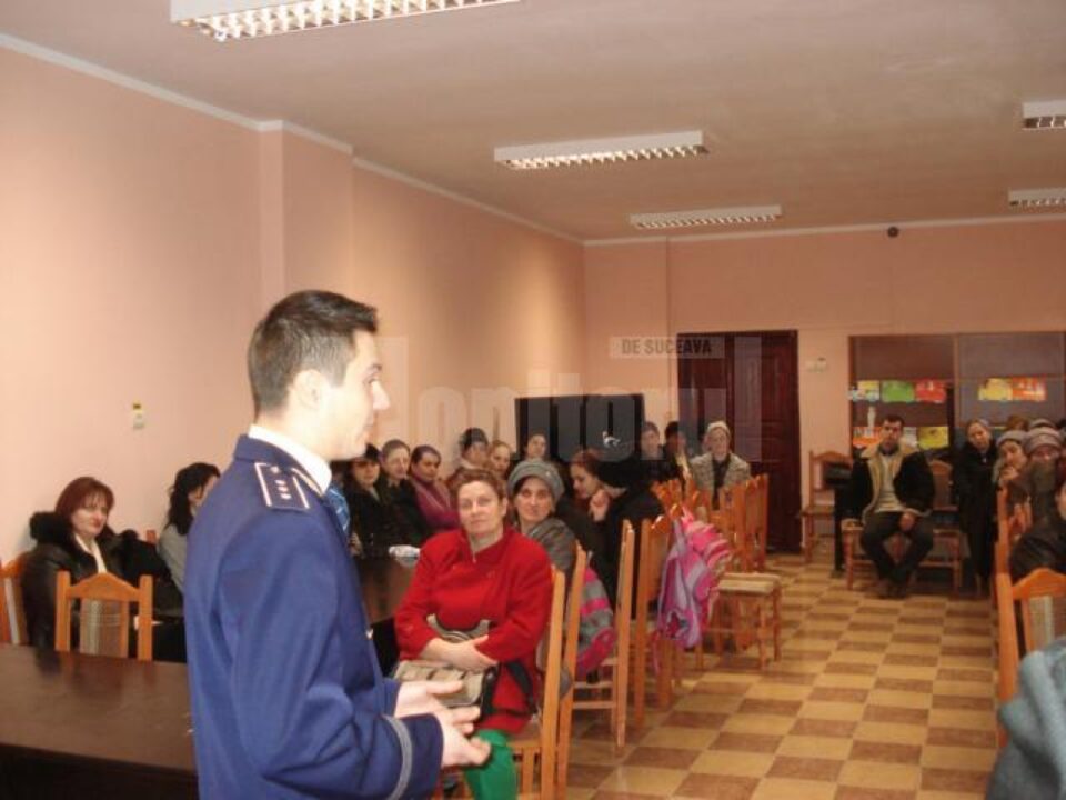 Inspectorul principal Ionuț Epureanu, discutând cu părinți ai elevilor