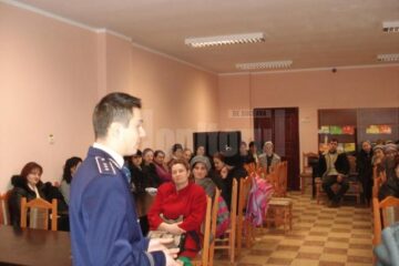 Inspectorul principal Ionuț Epureanu, discutând cu părinți ai elevilor