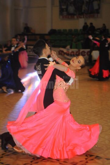 Sute de dansatori, prezenți ieri la Festivalul Național de Dans Sportiv, organizat la Suceava. Foto: Alex SOFIAN