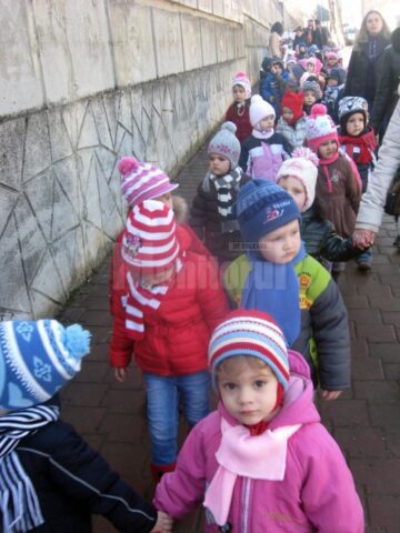 Peste trei sute de copii au participat la un marș pentru un oraș mai curat