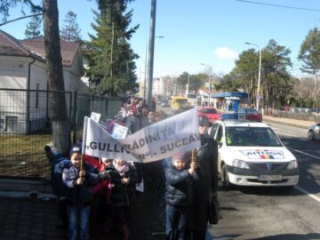 Peste trei sute de copii au participat la un marș pentru un oraș mai curat