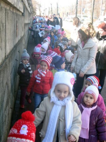 Peste trei sute de copii au participat la un marș pentru un oraș mai curat