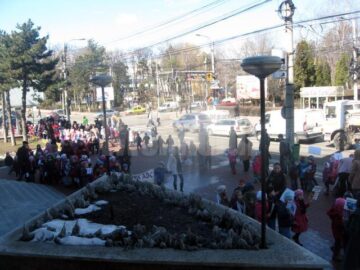 Peste trei sute de copii au participat la un marș pentru un oraș mai curat