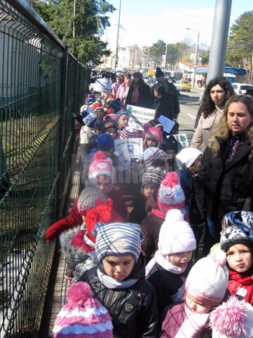 Peste trei sute de copii au participat la un marș pentru un oraș mai curat