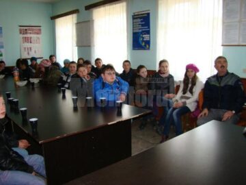 Elevilor le-au fost prezentate tehnica și mijloacele folosite de polițiștii de frontieră