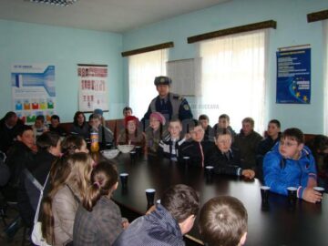 Elevilor le-au fost prezentate tehnica și mijloacele folosite de polițiștii de frontieră