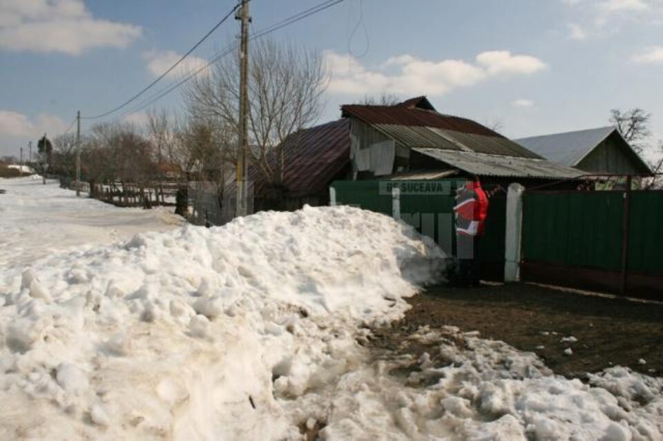 Ulița Morii din Mitocu Dragomirnei este înzăpezită și acum