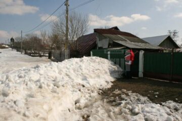 Ulița Morii din Mitocu Dragomirnei este înzăpezită și acum