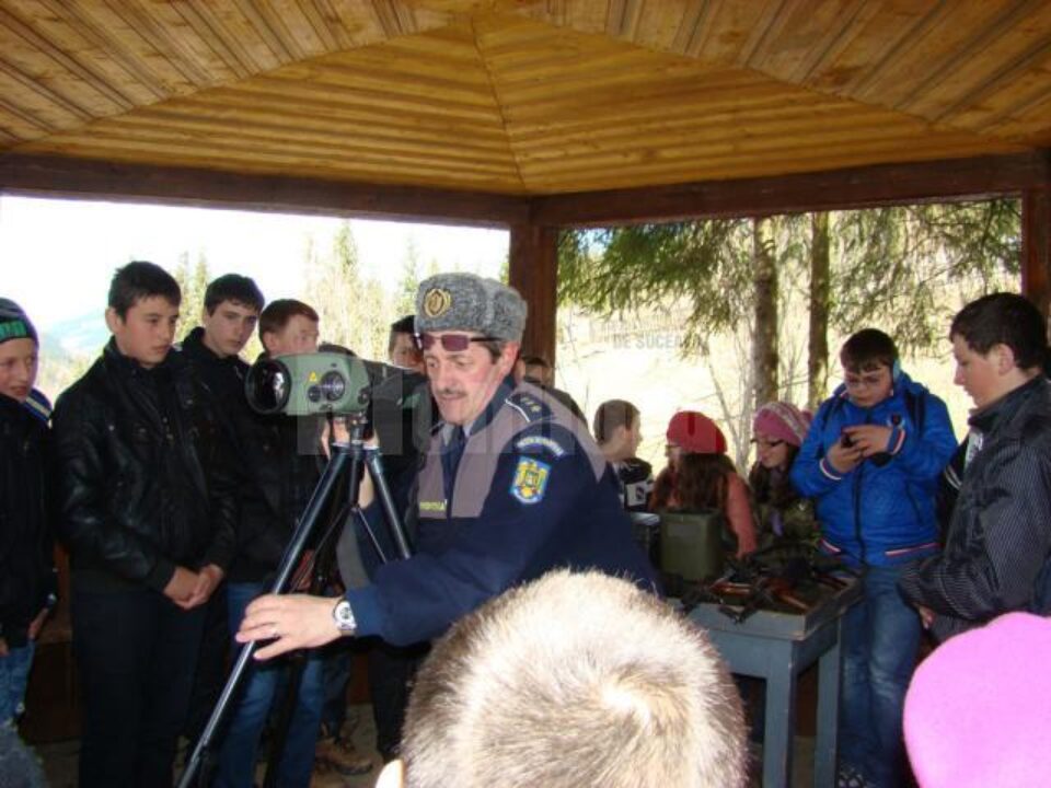 Elevilor le-au fost prezentate tehnica și mijloacele folosite de polițiștii de frontieră Elevilor le-au fost prezentate tehnica și mijloacele folosite de polițiștii de frontieră