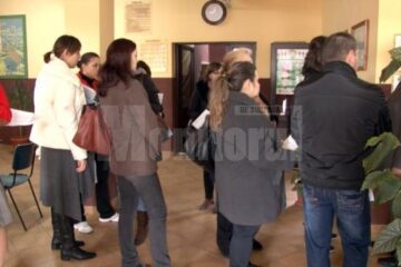 Părinții au avut posibilitatea de a se programa telefonic pentru a veni să depună cererea de înscriere