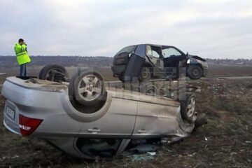 Cele două mașini care s-au lovit violent din cauza șoferului fugar