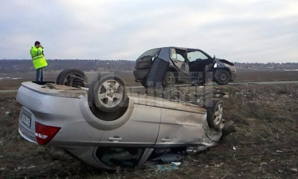 Cele două mașini care s-au lovit violent din cauza șoferului fugar