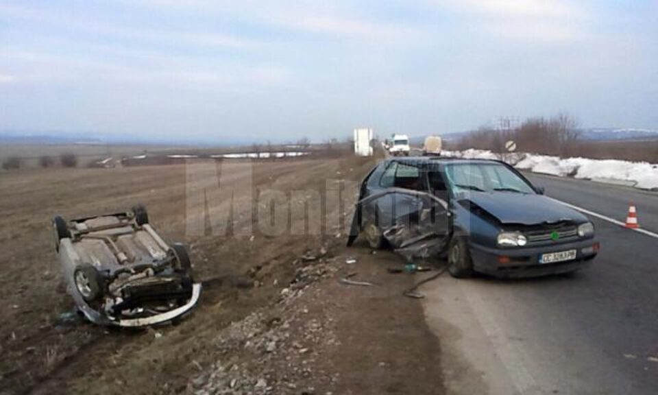 Cele două mașini care s-au lovit violent din cauza șoferului fugar