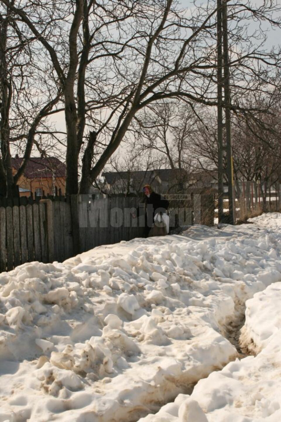 Ulița Morii din Mitocu Dragomirnei este înzăpezită și acum
