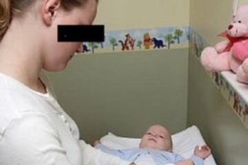 În Centrul Maternal, adolescenta va fi învățată cum să-și îngrijească fetița. Foto: CORBIS