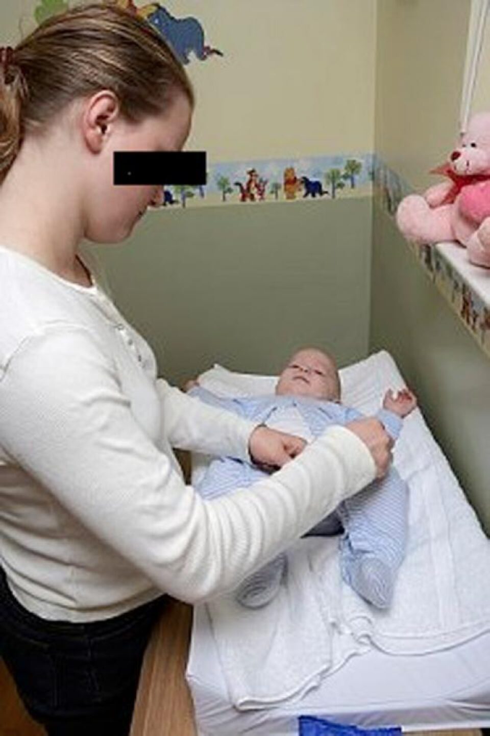 În Centrul Maternal, adolescenta va fi învățată cum să-și îngrijească fetița. Foto: CORBIS În Centrul Maternal, adolescenta va fi învățată cum să-și îngrijească fetița. Foto: CORBIS