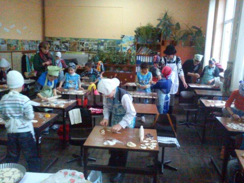 sală de clasă transformată în atelier de patiserie de elevii din Moldovița sală de clasă transformată în atelier de patiserie de elevii din Moldovița