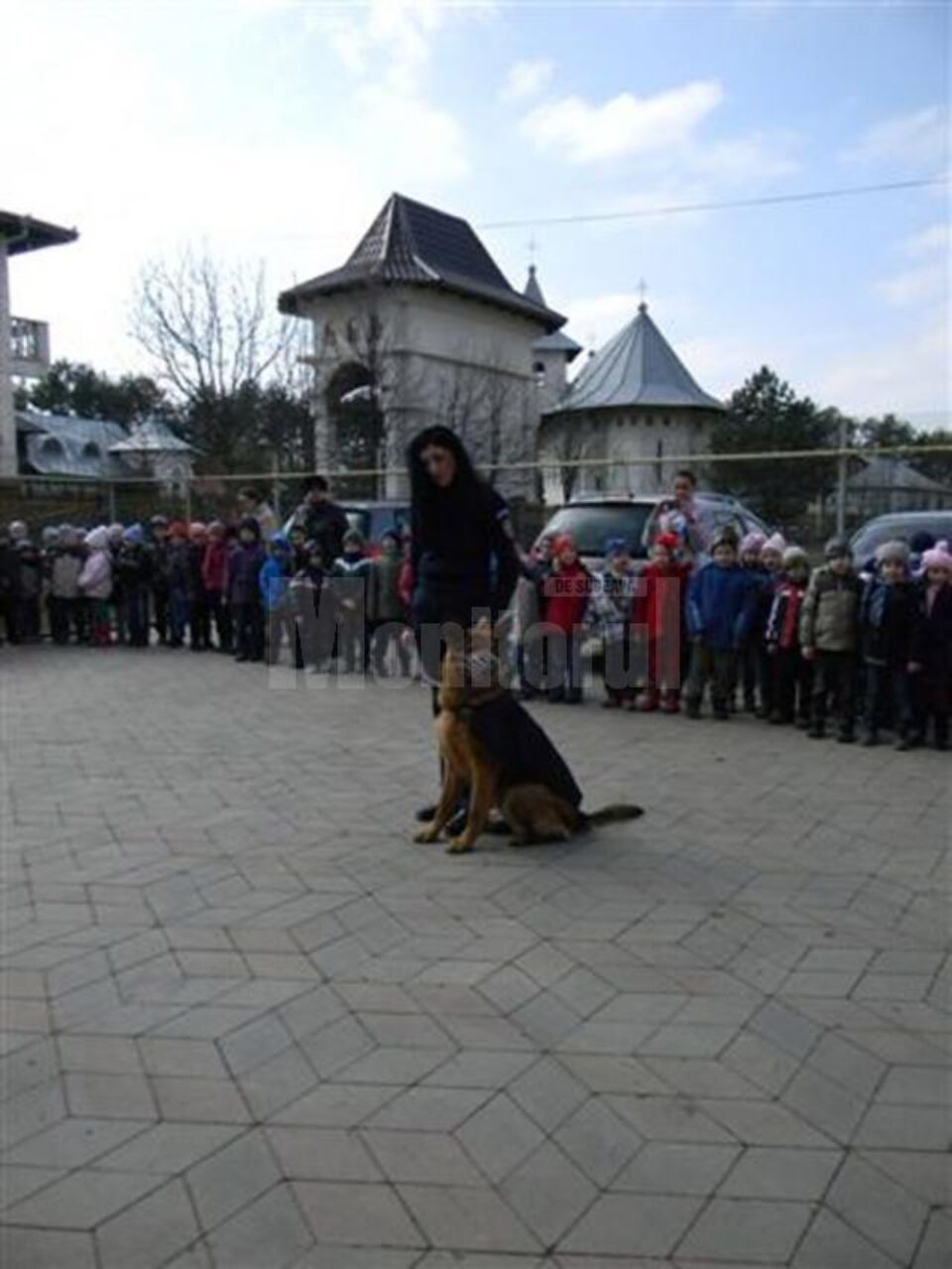 Micuții au observat cum câinele este partener de nădejde al agentului de poliție